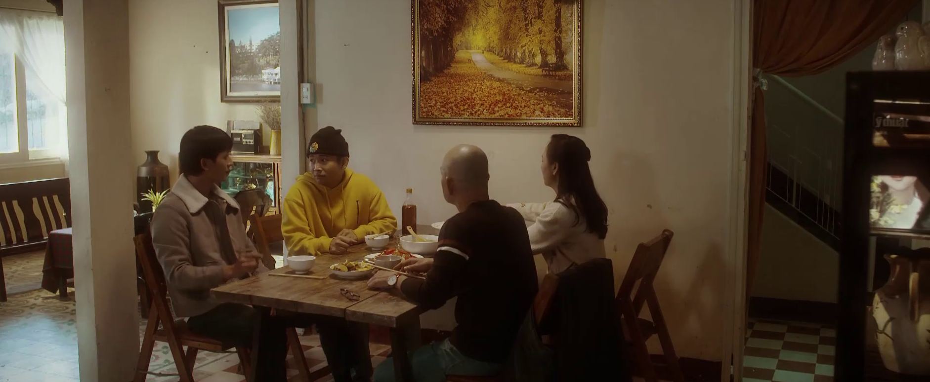 'Mặt trời lạnh' mới nhất (tập 6): Sơn Dương (Trương Minh Thảo) tìm kiếm cột mốc đất rừng, Tuấn Trần (Tuấn Việt) 'ra đòn' phủ đầu- Ảnh 1. 'Mặt trời lạnh' mới nhất (tập 6): Sơn Dương (Trương Minh Thảo) tìm kiếm cột mốc đất rừng, Tuấn Trần (Tuấn Việt) 'ra đòn' phủ đầu- Ảnh 1.