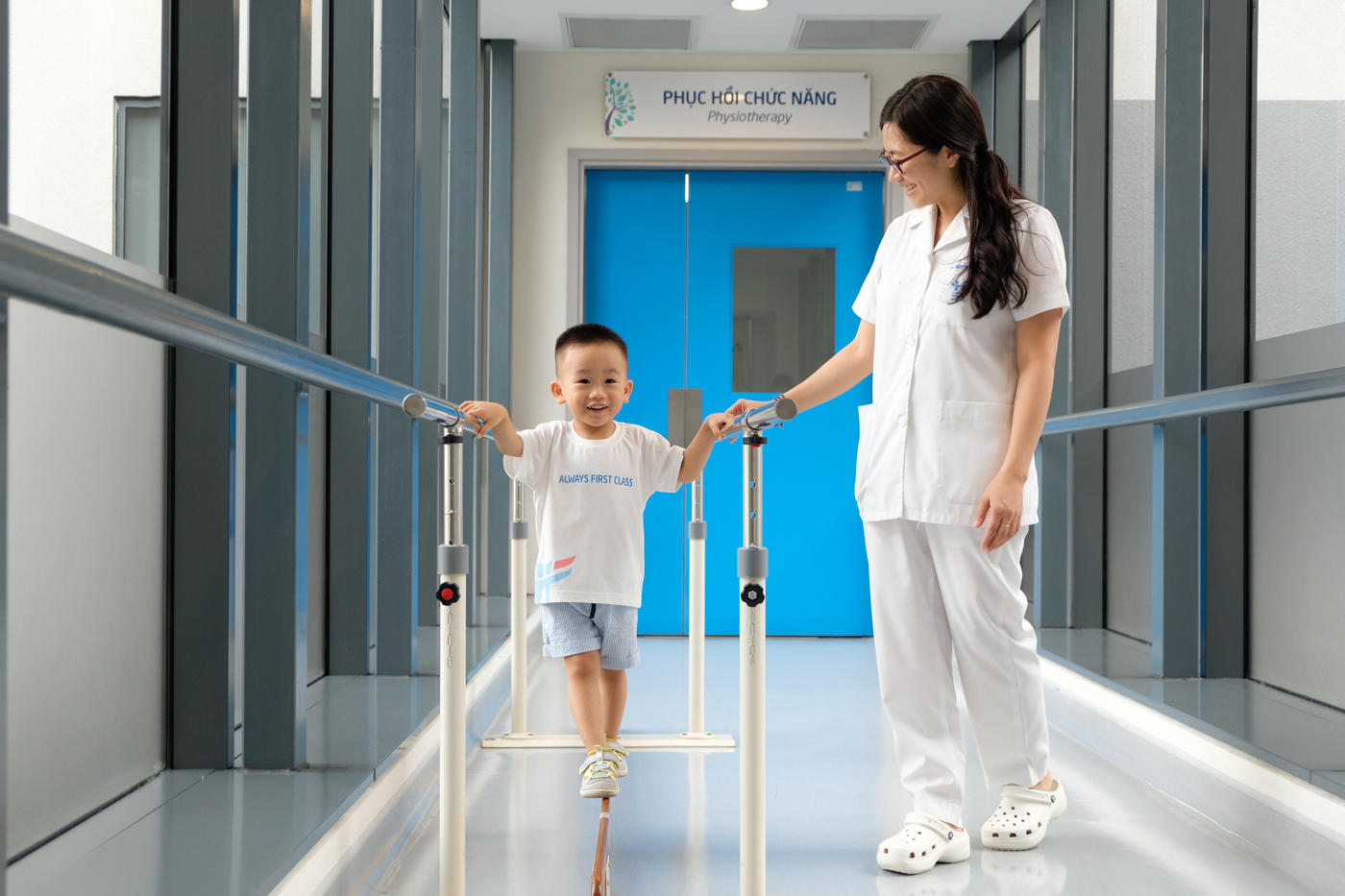 Sưng đau cổ chân phải sau khi chơi bóng rổ, tái phát nhiều lần, bé trai 11 tuổi được phát hiện có bàn chân bẹt hai bên - Ảnh 3. Sưng đau cổ chân phải sau khi chơi bóng rổ, tái phát nhiều lần, bé trai 11 tuổi được phát hiện có bàn chân bẹt hai bên - Ảnh 3.