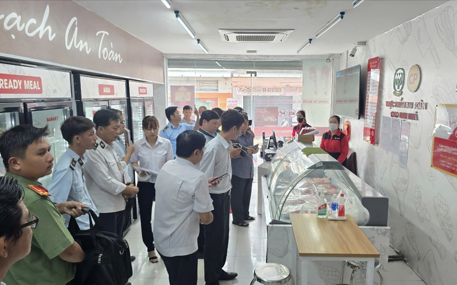 Kiểm tra đột xuất xe ô tô tải, phát hiện thùng xe chứa gần 800 túi xúc xích- Ảnh 3. Sau vụ Công ty C.P. Việt Nam bị ‘tố’ sử dụng lợn bệnh: 3 cửa hàng Fresh Shop bị xử phạt do vi phạm trong lĩnh vực an toàn thực phẩm