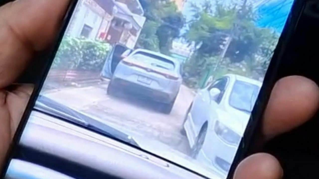 Thấy ô tô của hàng xóm nổ máy từ trưa đến tối, người phụ nữ tới gần thì hoảng hốt, vội báo cảnh sát - Ảnh 1.