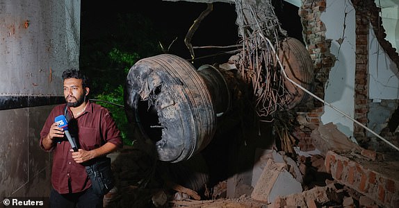Thảm hoạ hàng không khiến gần 300 người chết: Đã tìm thấy hộp đen, không khí hỗn loạn vẫn bao trùm - Ảnh 16. Thảm hoạ hàng không khiến gần 300 người chết: Đã tìm thấy hộp đen, không khí hỗn loạn vẫn bao trùm - Ảnh 16.