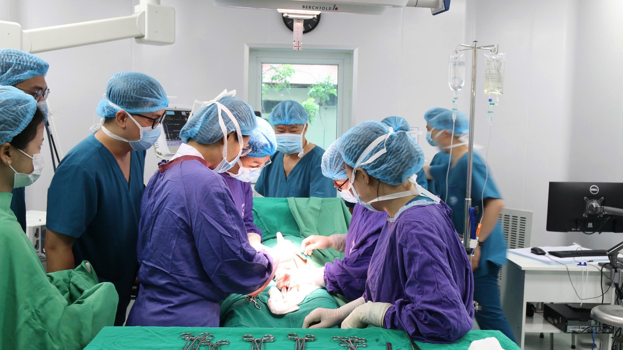 Thót tim cấp cứu cho mẹ con sản phụ bị sa dây rau, suy thai nghiêm trọng- Ảnh 1.