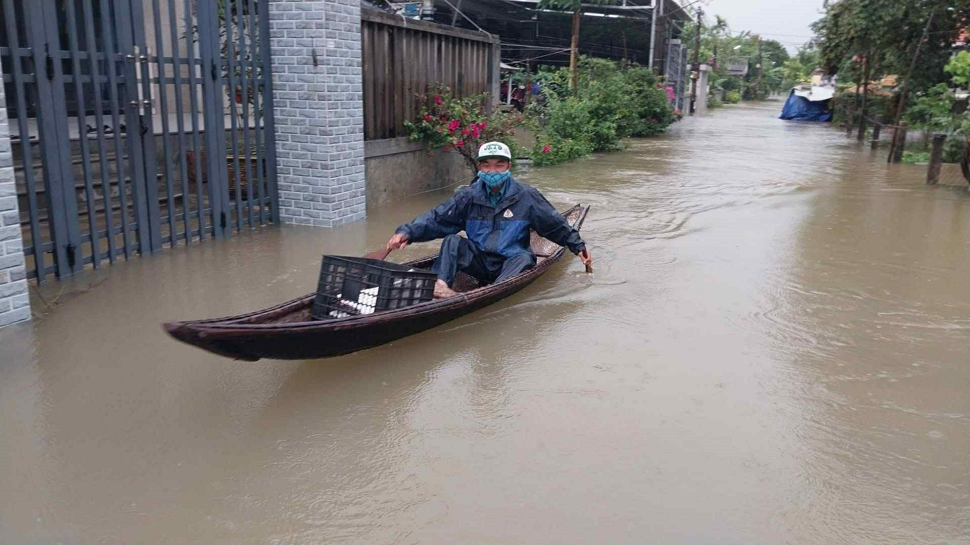 TP Huế: Lũ cuốn làm 2 anh em ruột đi đánh cá tử vong, ghe chở 6 người bị lật - Ảnh 3. TP Huế: Lũ cuốn làm 2 anh em ruột đi đánh cá tử vong, ghe chở 6 người bị lật - Ảnh 3.