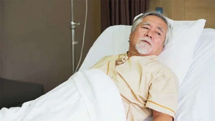 Bố bỏ rơi tôi từ nhỏ nhưng khi bị tai biến lại cầu xin tôi đến chăm - Ảnh 1.