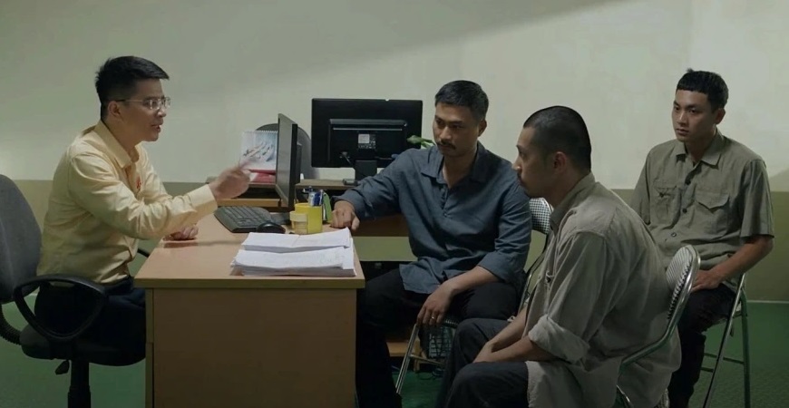 'Dịu dàng màu nắng' tập mới nhất: Xuân Bắc (Duy Hưng) tiếp tục đánh đồng nghiệp, xúc phạm Lan Anh (Lương Thu Trang) - Ảnh 1.
