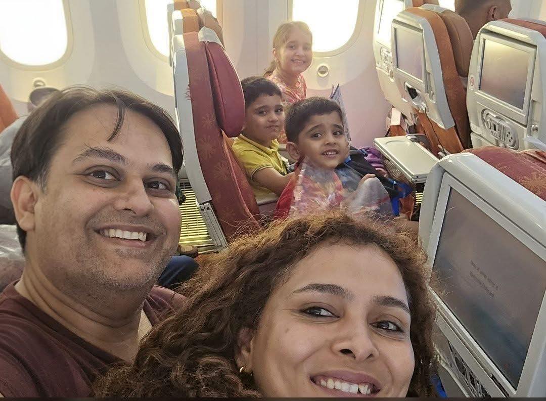 Bức ảnh gia đình 5 người đầy ám ảnh trên chuyến bay Air India định mệnh: "Khời đầu mới" của 1 tiến sĩ, 1 bác sĩ và 3 đứa con thơ đã thành tro tàn - Ảnh 1. Bức ảnh gia đình 5 người đầy ám ảnh trên chuyến bay Air India định mệnh: "Khời đầu mới" của 1 tiến sĩ, 1 bác sĩ và 3 đứa con thơ đã thành tro tàn - Ảnh 1.