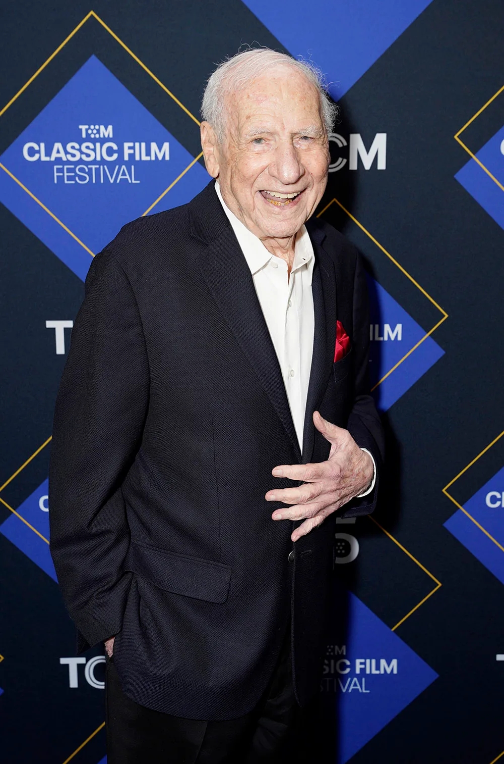 Huyền thoại Mel Brooks 99 tuổi vẫn tham gia phần tiếp theo phim “Spaceballs” - Ảnh 1. Huyền thoại Mel Brooks 99 tuổi vẫn tham gia phần tiếp theo phim “Spaceballs” - Ảnh 1.