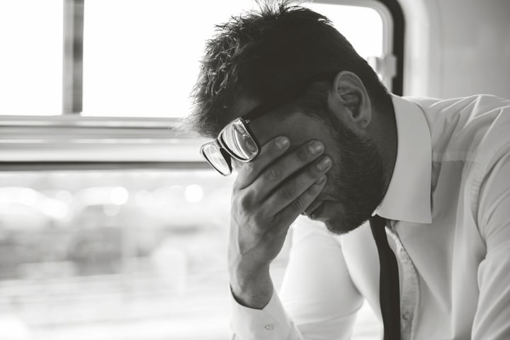 Vợ đánh bạc nợ gần 7 tỷ đồng, tôi có nên ly hôn để gia đình khỏi liên lụy? - Ảnh 2. Vợ đánh bạc nợ gần 7 tỷ đồng, tôi có nên ly hôn để gia đình khỏi liên lụy? - Ảnh 2.
