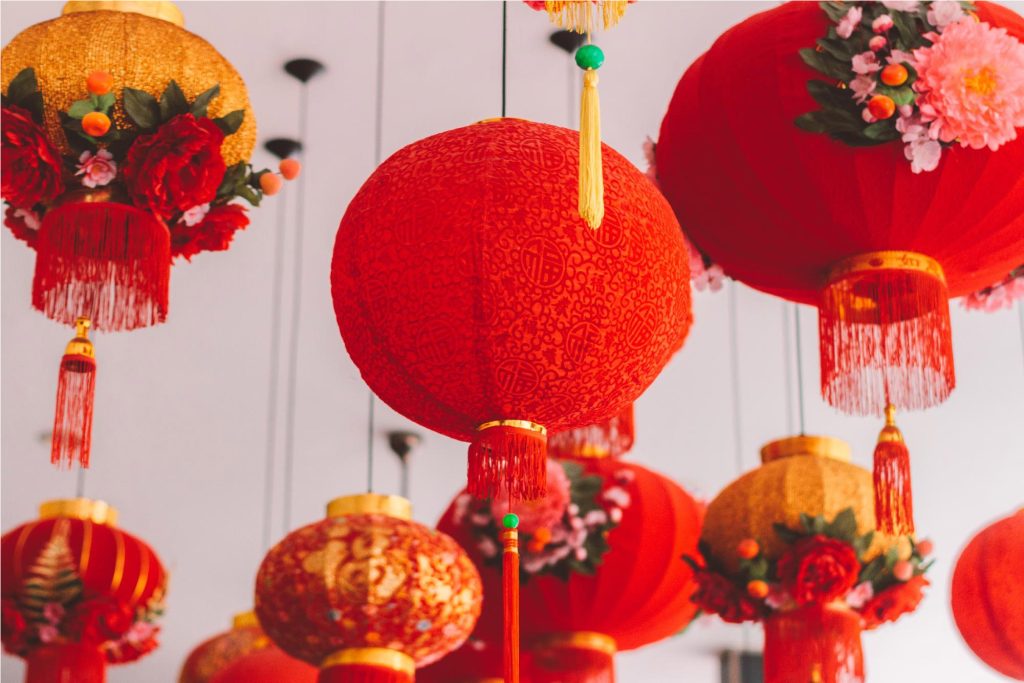Những lợi ích không ngờ khi treo lồng đèn đỏ trước nhà - Ảnh 4.