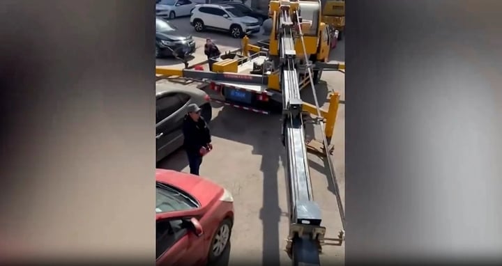 Mẹ chồng thuê cần cẩu đưa con dâu sinh mổ về nhà - Ảnh 2.