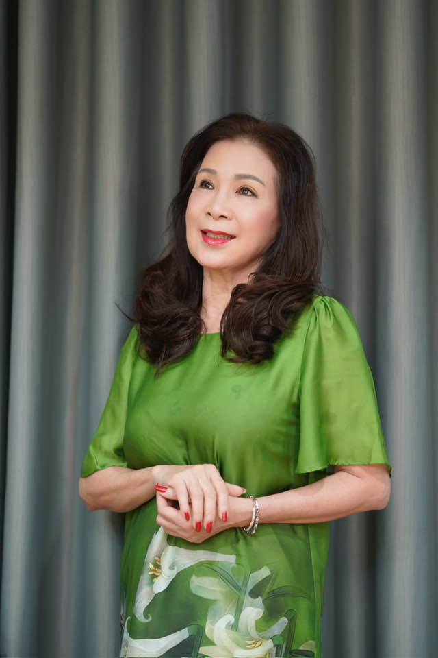Nữ NSND được MC Nguyên Khang gọi là mỹ nhân sân khấu kịch, hiện tại ở tuổi xế chiều có sắc vóc ra sao?- Ảnh 9. Nữ NSND được MC Nguyên Khang gọi là mỹ nhân sân khấu kịch, hiện tại ở tuổi xế chiều có sắc vóc ra sao?- Ảnh 9.