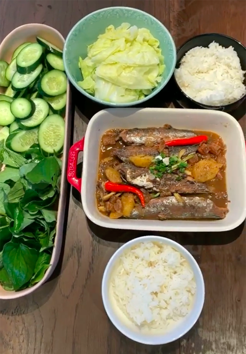Tóc Tiên ăn cá kho với loại rau 'khiến nhiều người khóc thét', thực chất là loại thuốc quý, hỗ trợ tiêu mỡ máu- Ảnh 2.