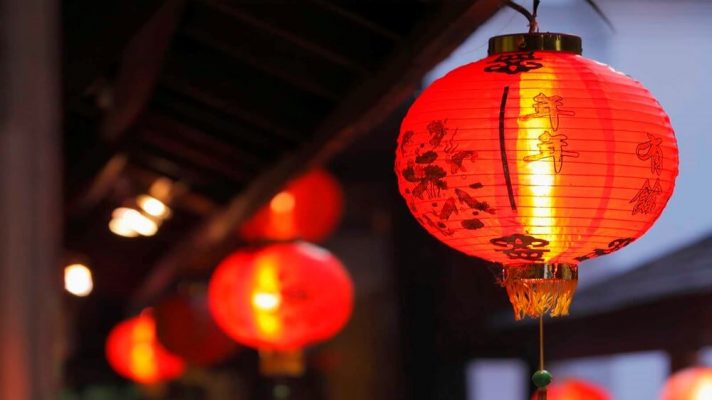 Những lợi ích không ngờ khi treo lồng đèn đỏ trước nhà - Ảnh 2.