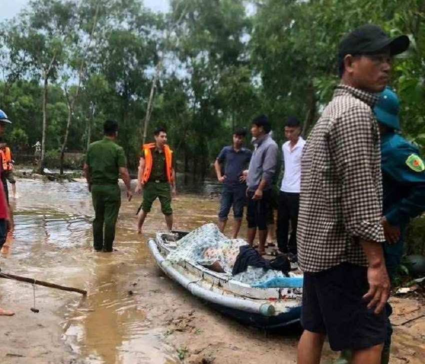 TP Huế: Lũ cuốn làm 2 anh em ruột đi đánh cá tử vong, ghe chở 6 người bị lật - Ảnh 1. TP Huế: Lũ cuốn làm 2 anh em ruột đi đánh cá tử vong, ghe chở 6 người bị lật - Ảnh 1.