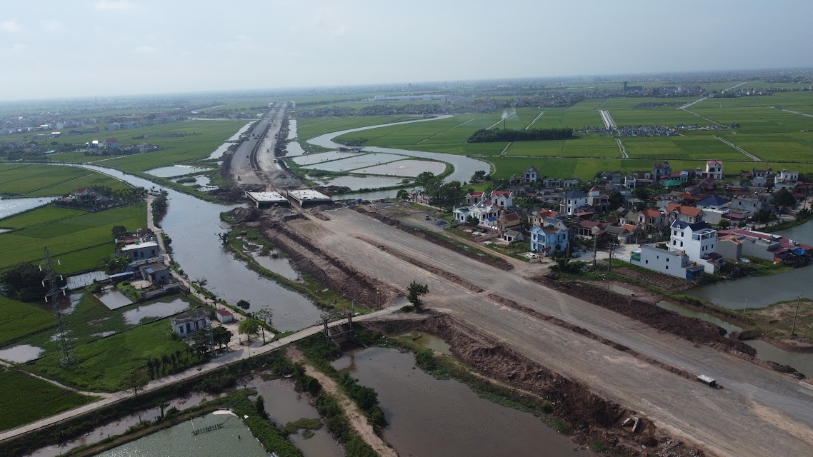 Công nhân phơi mình trong chảo lửa để thi công tuyến đường 6.400 tỷ đồng ở Nam Định- Ảnh 2.