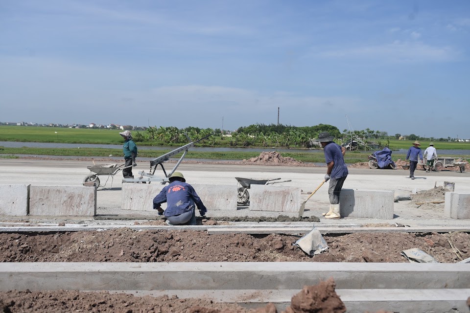 Công nhân phơi mình trong chảo lửa để thi công tuyến đường 6.400 tỷ đồng ở Nam Định- Ảnh 8. Công nhân phơi mình trong chảo lửa để thi công tuyến đường 6.400 tỷ đồng ở Nam Định- Ảnh 8.