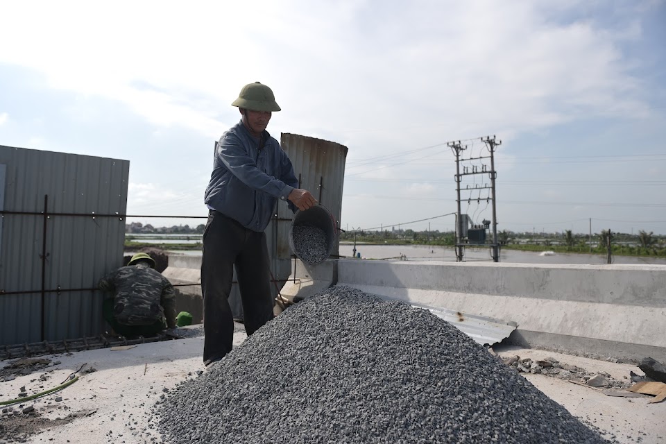Công nhân phơi mình trong chảo lửa để thi công tuyến đường 6.400 tỷ đồng ở Nam Định- Ảnh 9. Công nhân phơi mình trong chảo lửa để thi công tuyến đường 6.400 tỷ đồng ở Nam Định- Ảnh 9.