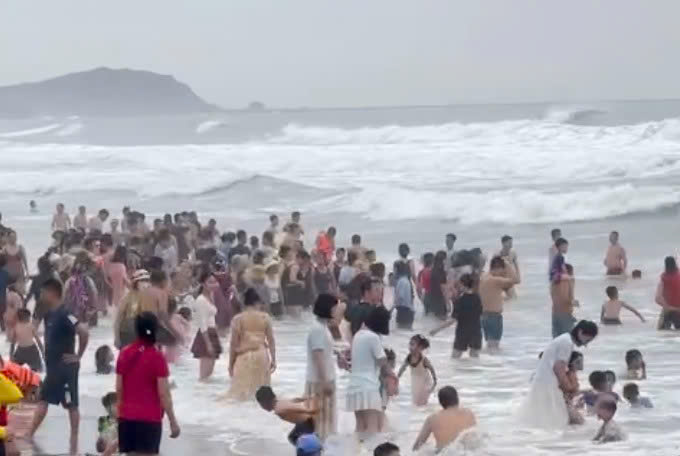 Hơn 20 người bị nước cuốn ở biển Cửa Lò- Ảnh 1. Hơn 20 người bị nước cuốn ở biển Cửa Lò- Ảnh 1.