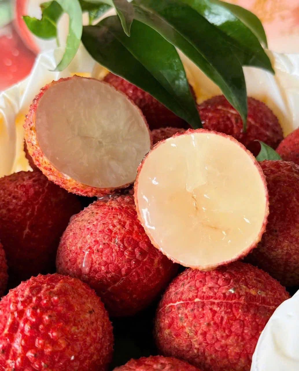 Xuất viện loại vải không hạt giá gần 1 triệu đồng/kg đổ bộ thị trường hoa quả Việt - Ảnh 8.