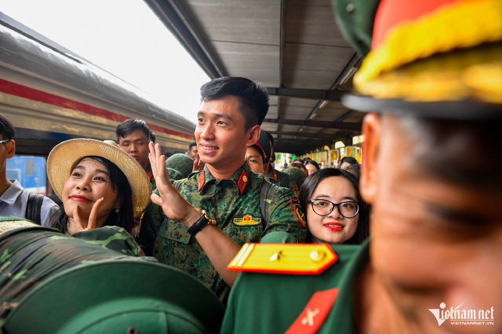 Cơn sốt 'Anh trai' và Thượng uý Lê Hoàng Hiệp: Văn hóa fan Việt đang thay đổi? - Ảnh 1. Cơn sốt 'Anh trai' và Thượng uý Lê Hoàng Hiệp: Văn hóa fan Việt đang thay đổi? - Ảnh 1.