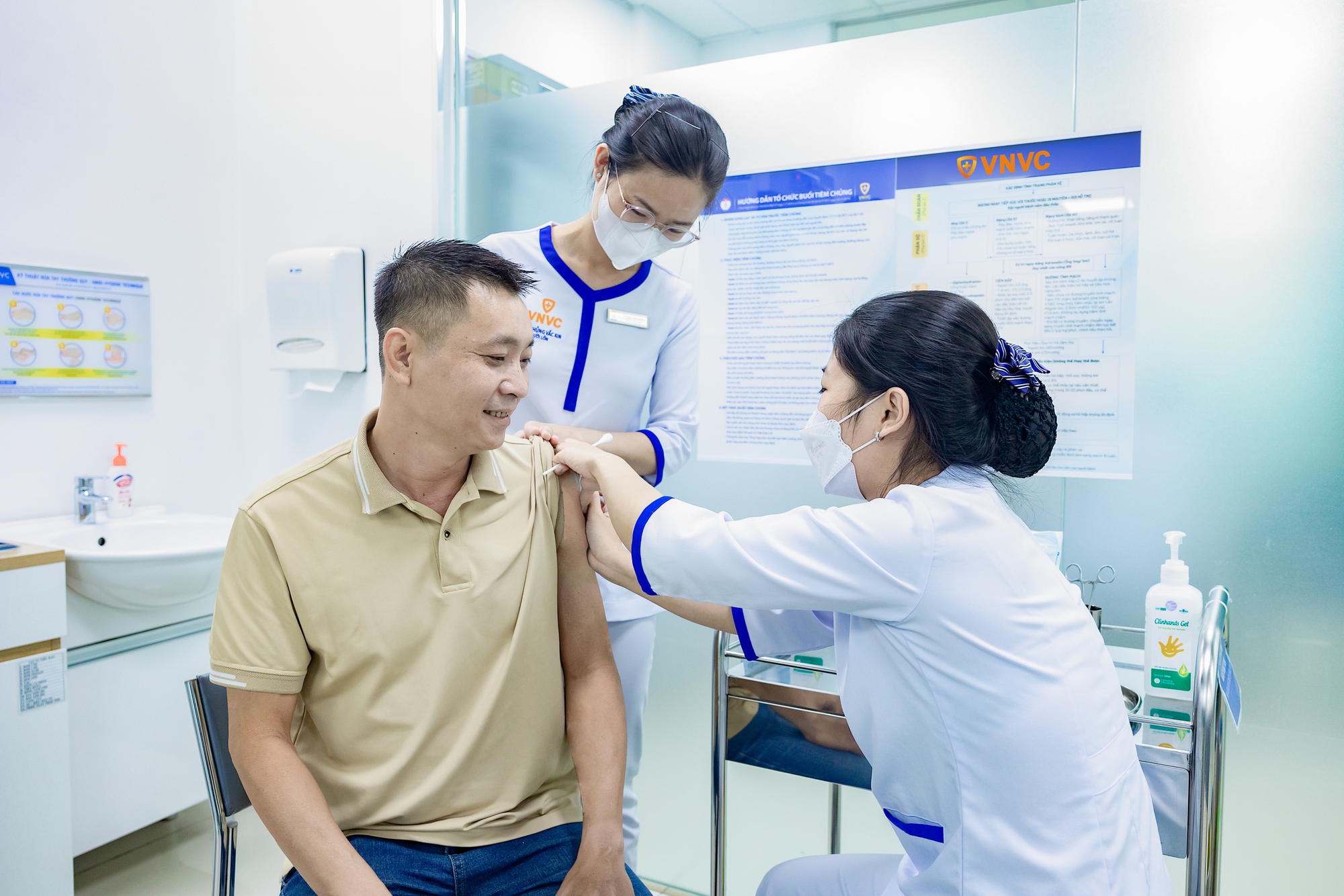 1-khach-tiem-vac-xin-sot-xuat-huyet-tai-vnvc-17268299393701416240470-1749999124992-1749999125229935151884.jpg