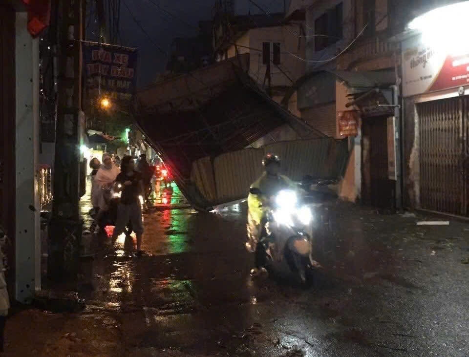 Cây đổ, mái tôn bay trong giông lốc chiều tối 15/6 ở Hà Nội - Ảnh 5. Cây đổ, mái tôn bay trong giông lốc chiều tối 15/6 ở Hà Nội - Ảnh 5.