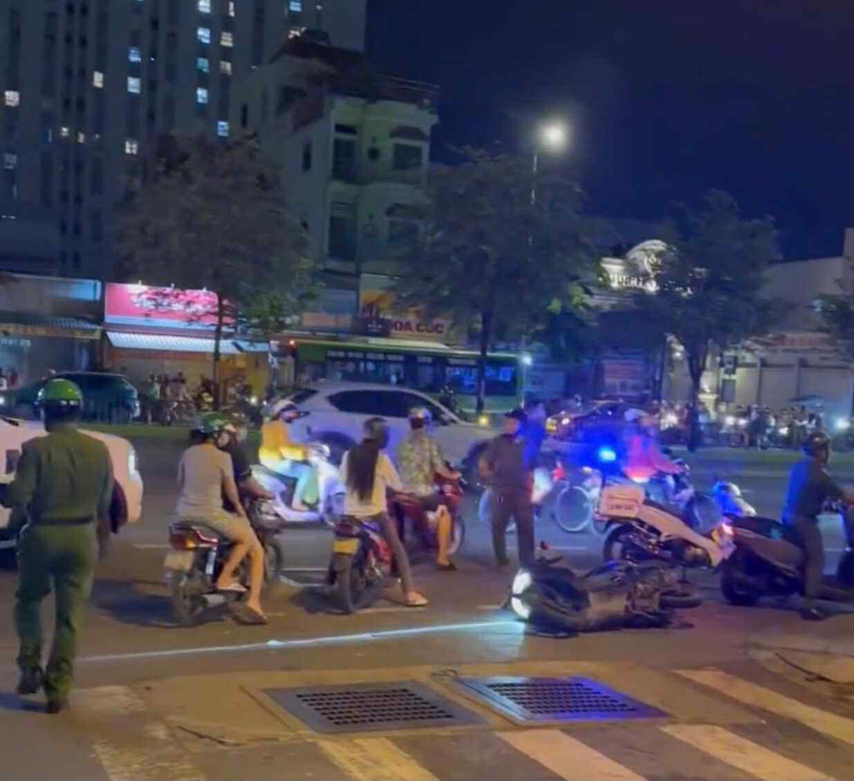 Ô tô lùa xe máy leo vỉa hè, tông 2 người phụ nữ tử vong ở TPHCM - Ảnh 2. Ô tô lùa xe máy leo vỉa hè, tông 2 người phụ nữ tử vong ở TPHCM - Ảnh 2.