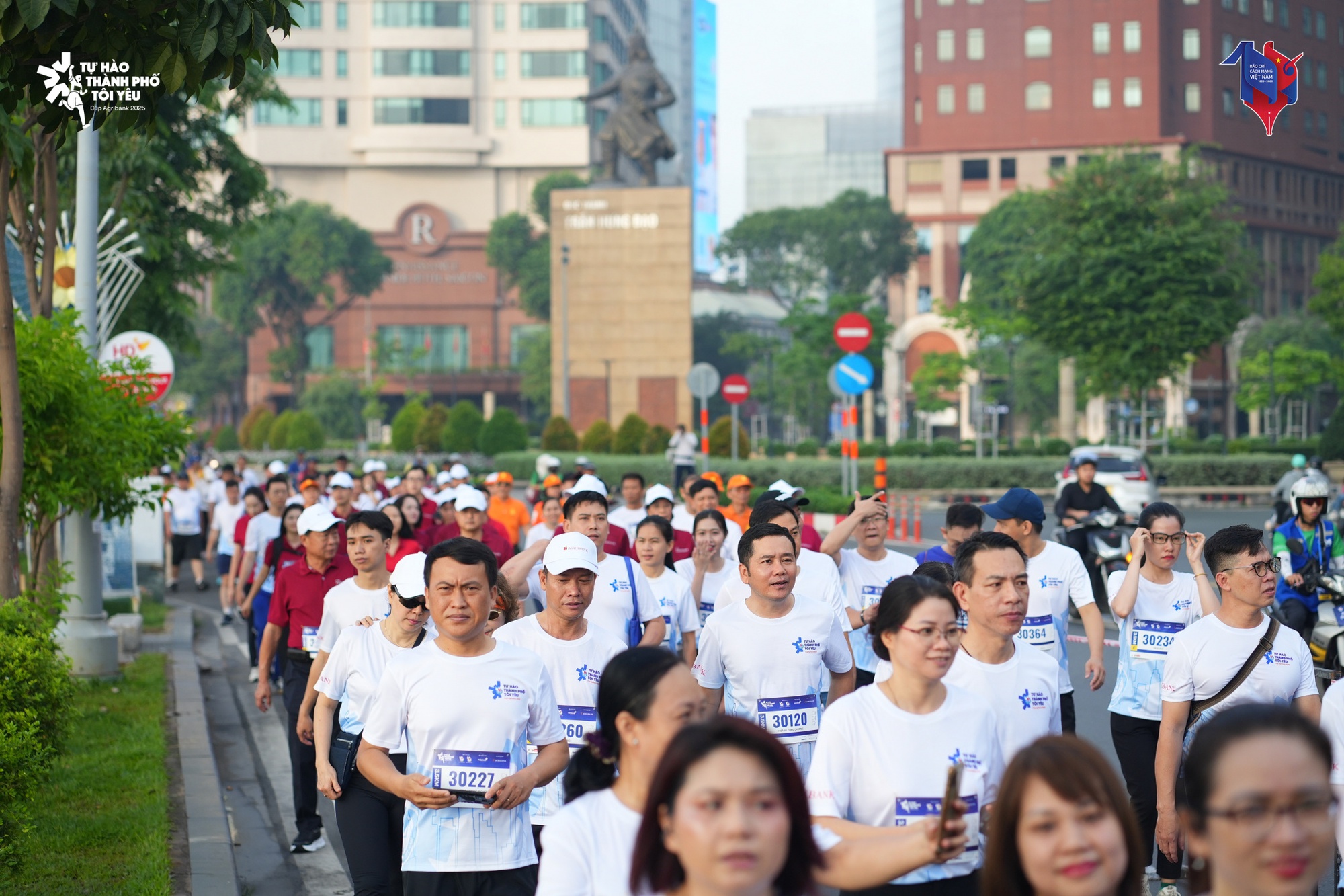 Hơn 6.000 người tham gia Giải đi bộ - chạy bộ 'Tự hào Thành phố tôi yêu' kỷ niệm 100 năm báo chí- Ảnh 1. Hơn 6.000 người tham gia Giải đi bộ - chạy bộ 'Tự hào Thành phố tôi yêu' kỷ niệm 100 năm báo chí- Ảnh 1.