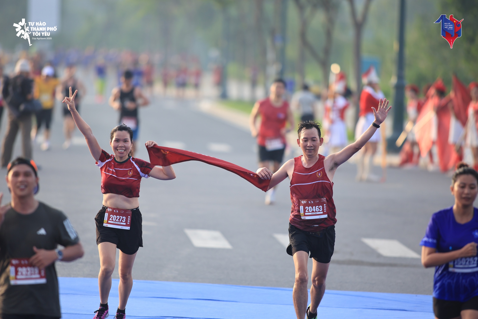 Hơn 6.000 người tham gia Giải đi bộ - chạy bộ 'Tự hào Thành phố tôi yêu' kỷ niệm 100 năm báo chí- Ảnh 7. Hơn 6.000 người tham gia Giải đi bộ - chạy bộ 'Tự hào Thành phố tôi yêu' kỷ niệm 100 năm báo chí- Ảnh 7.