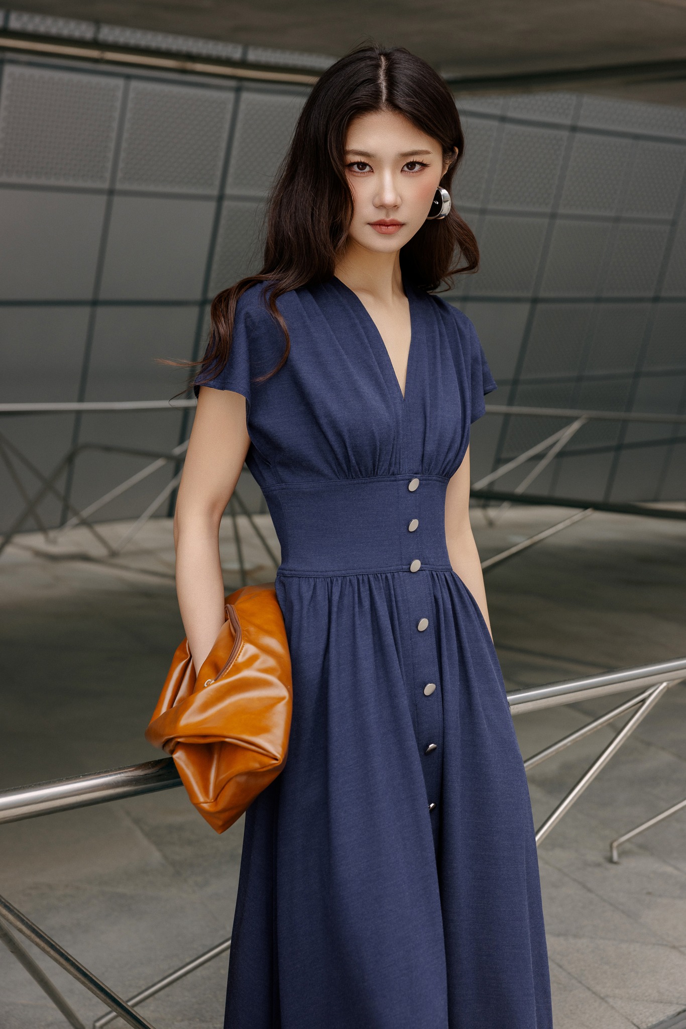 Trẻ hóa phong cách với thời trang denim cá tính nhưng trang nhã- Ảnh 2. Trẻ hóa phong cách với thời trang denim cá tính nhưng trang nhã- Ảnh 2.