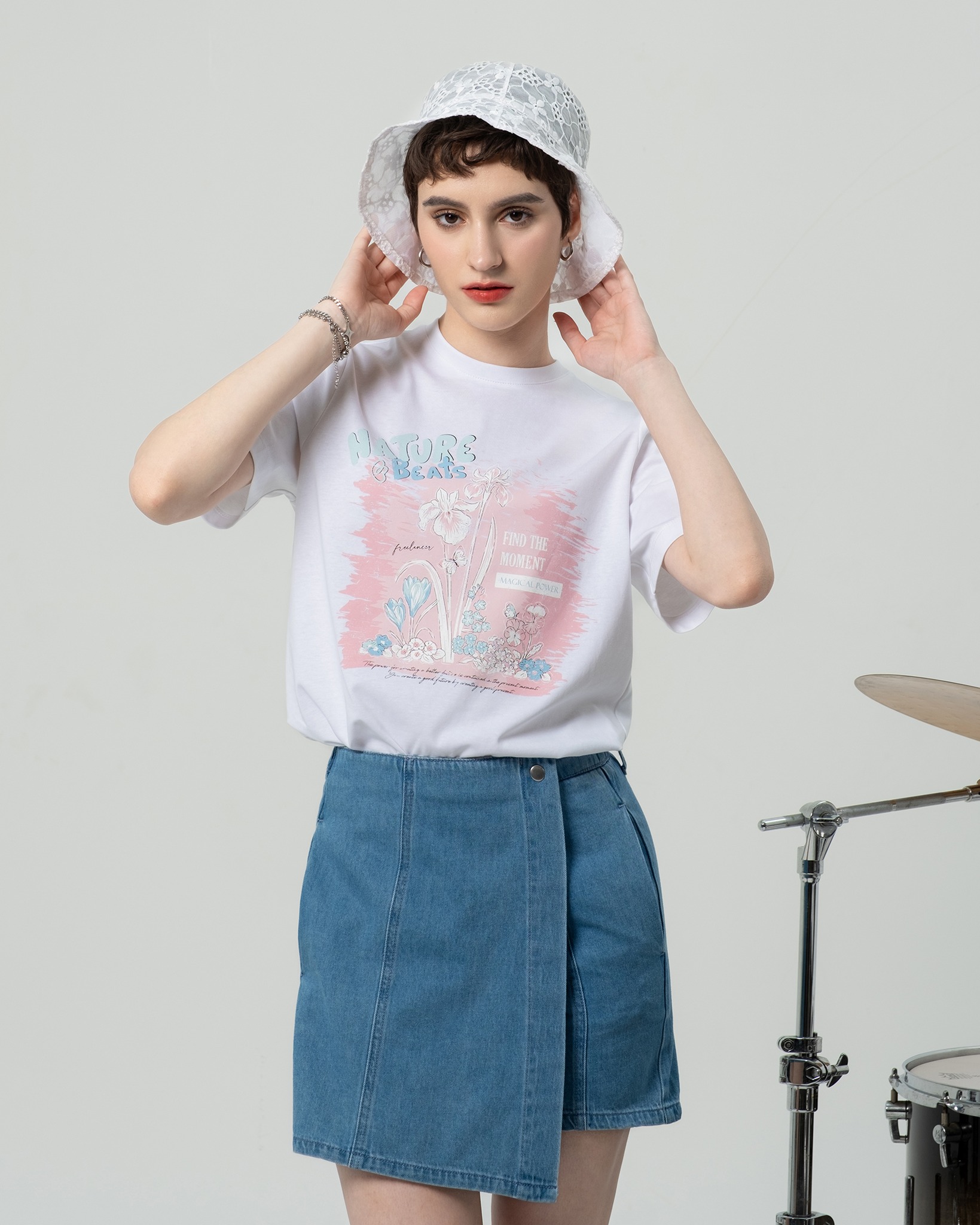 Trẻ hóa phong cách với thời trang denim cá tính nhưng trang nhã- Ảnh 8. Trẻ hóa phong cách với thời trang denim cá tính nhưng trang nhã- Ảnh 8.
