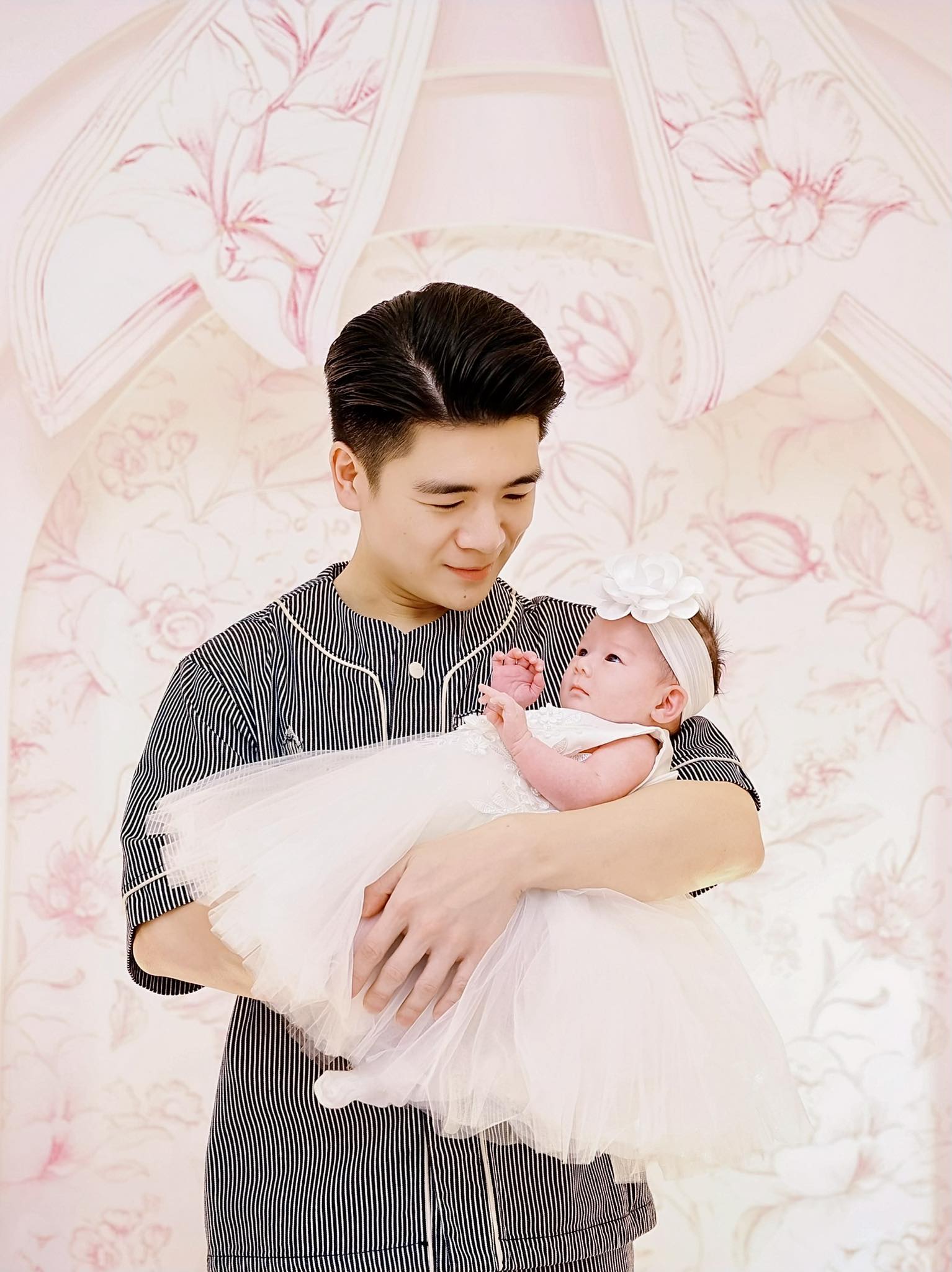 Anh chồng Đỗ Mỹ Linh khoe dung mạo con gái thứ 3, chủ tịch ACB Trần Hùng Huy phải thừa nhận một điều - Ảnh 1.