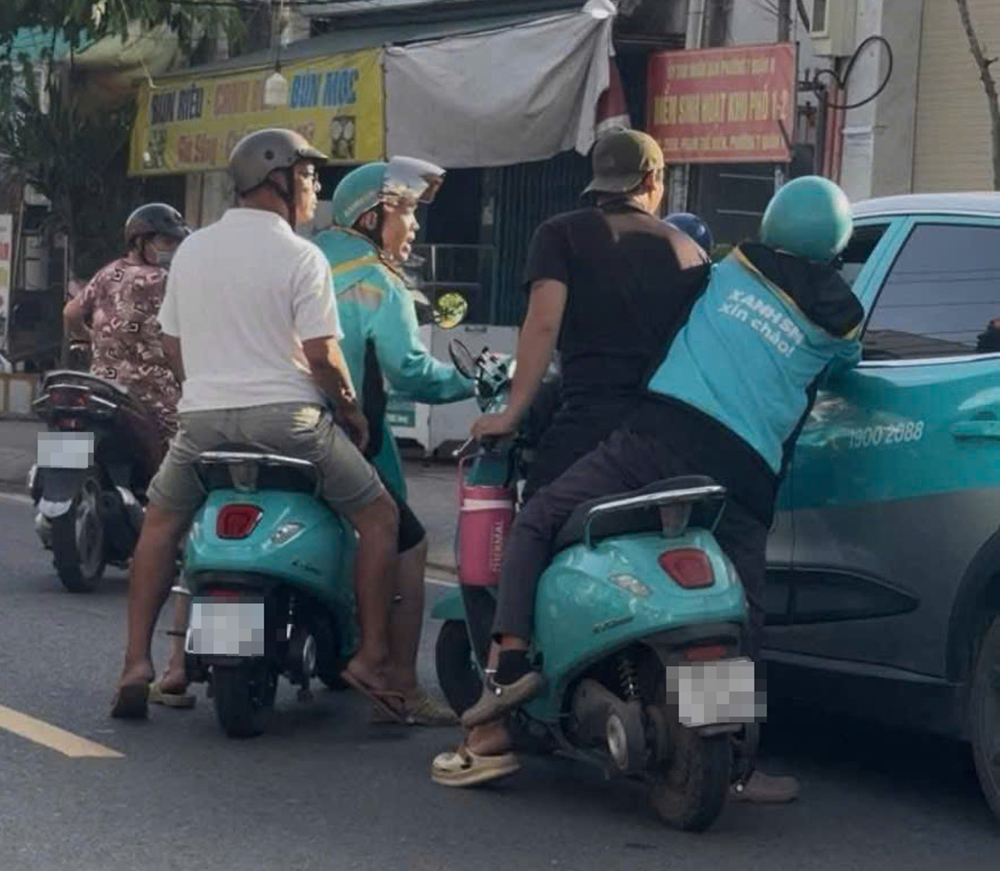 Xác minh vụ tài xế taxi công nghệ bị nhiều người hành hung, đập phá xe giữa phố - Ảnh 1. Xác minh vụ tài xế taxi công nghệ bị nhiều người hành hung, đập phá xe giữa phố - Ảnh 1.