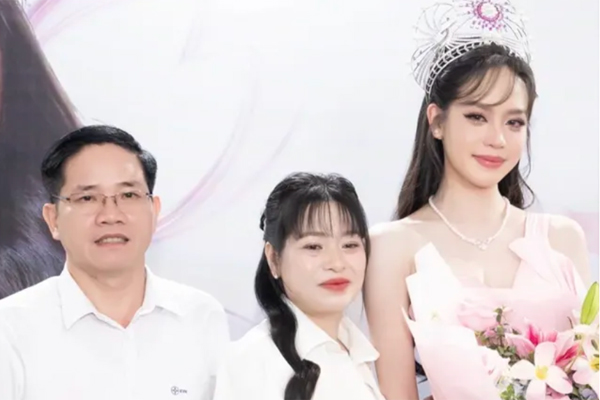 Mẹ ruột Hoa hậu Việt Nam quê Đà Nẵng có đời thực giản dị khiến nhiều người bất ngờ- Ảnh 2. Mẹ ruột Hoa hậu Việt Nam quê Đà Nẵng có đời thực giản dị khiến nhiều người bất ngờ- Ảnh 2.