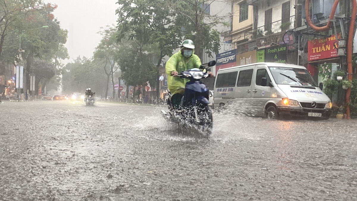 mua-dong-manh-nhieu-khu-vuc-17499847196311746525520-1749985540992-174998554357796712561.jpg
