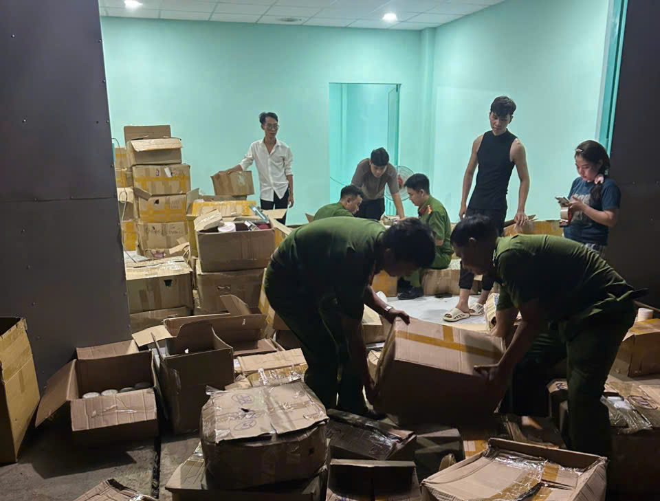 Tây Ninh: Triệt phá đường dây sản xuất, buôn bán mỹ phẩm giả quy mô lớn - Ảnh 1. Triệt phá đường dây sản xuất, buôn bán mỹ phẩm giả quy mô lớn tại Tây Ninh - Ảnh 1.