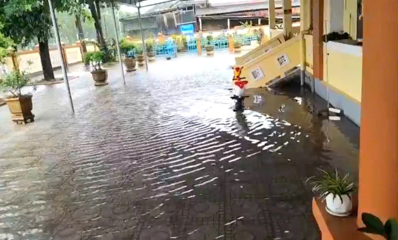 Ngành y tế đảm bảo khám, cấp cứu, chủ động phòng chống dịch bệnh mùa mưa lũ- Ảnh 2. Ngành y tế đảm bảo khám, cấp cứu, chủ động phòng chống dịch bệnh mùa mưa lũ- Ảnh 2.