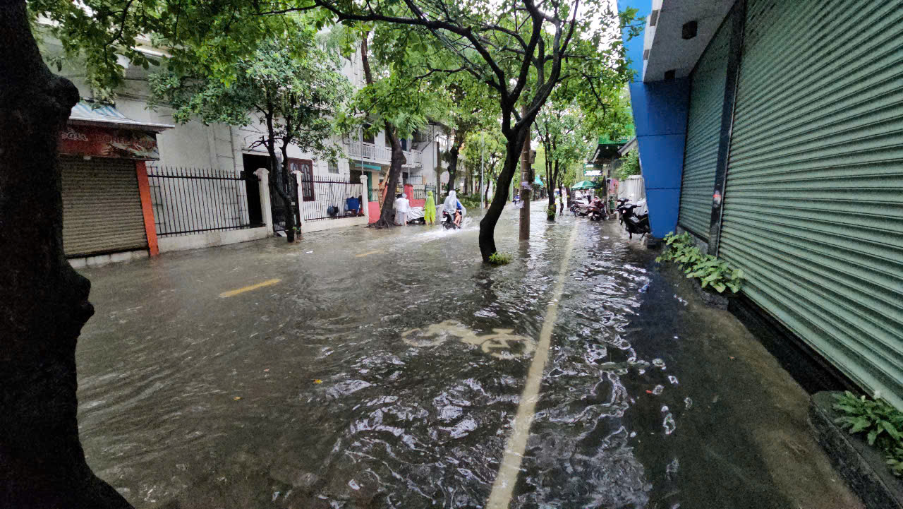 Ngành y tế đảm bảo khám, cấp cứu, chủ động phòng chống dịch bệnh mùa mưa lũ- Ảnh 4. Ngành y tế đảm bảo khám, cấp cứu, chủ động phòng chống dịch bệnh mùa mưa lũ- Ảnh 4.