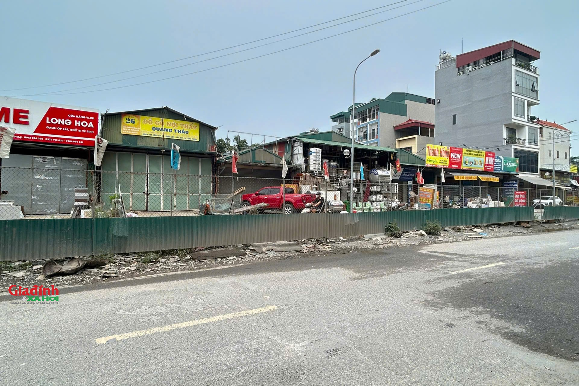 Hiện trạng tuyến đường dài 2 km nối 2 quận ở Hà Nội dang dở gần 10 năm- Ảnh 4. Hiện trạng tuyến đường dài 2 km nối 2 quận ở Hà Nội dang dở gần 10 năm- Ảnh 4.