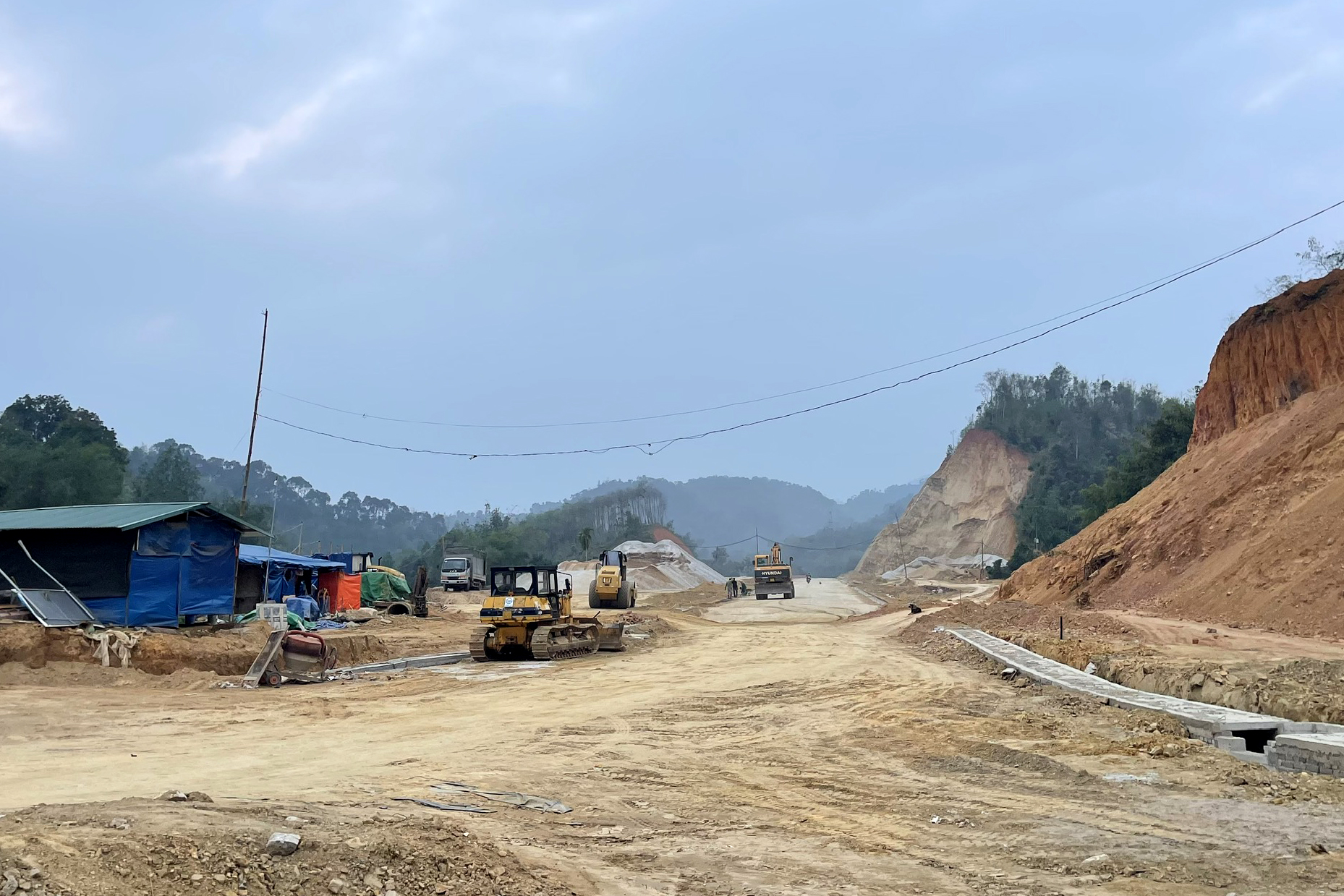 Tiến độ đường vào hồ Nặm Cắt ở Bắc Kạn hiện ra sao, còn vướng mắc gì?- Ảnh 2.