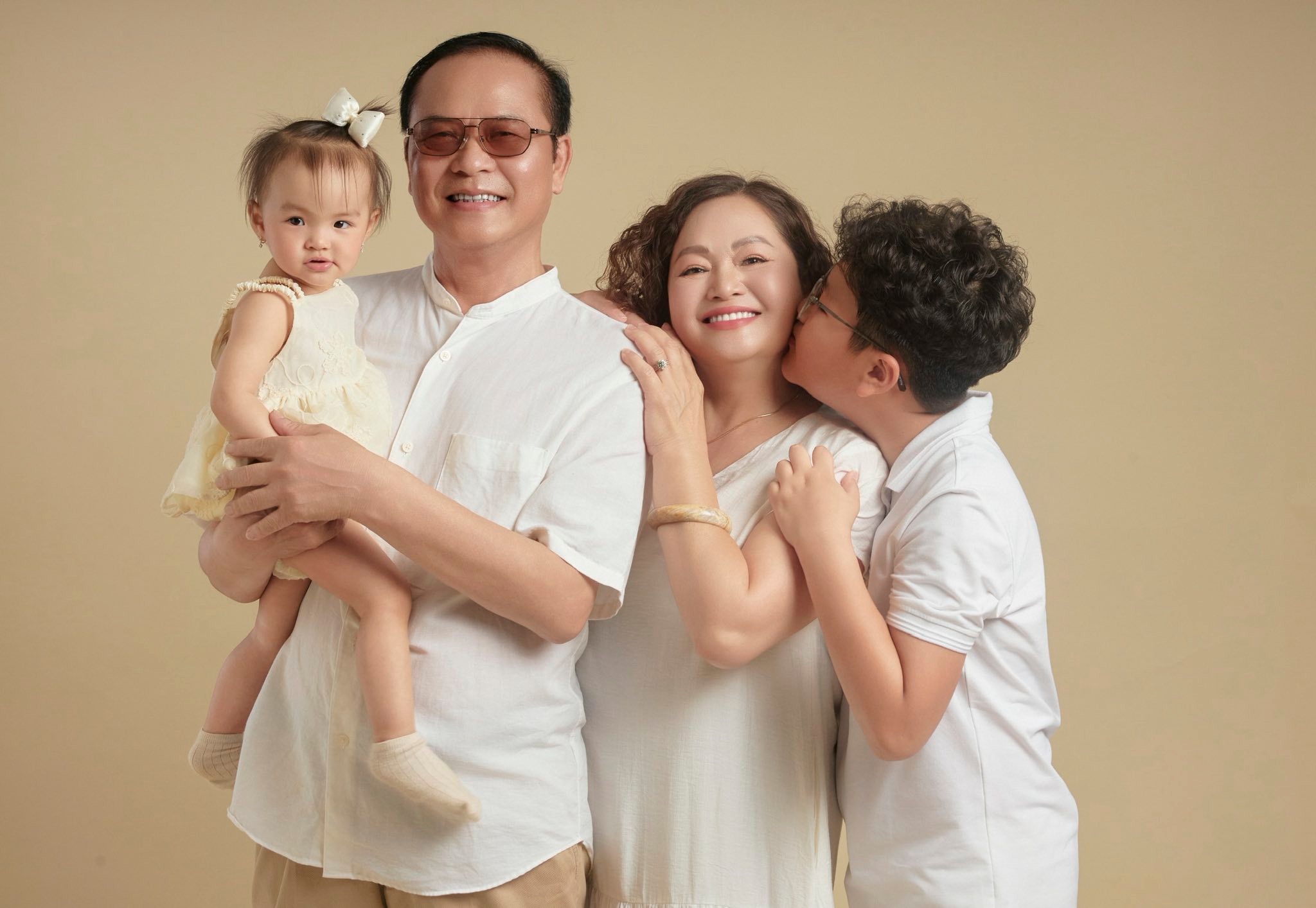 Mỹ nhân phim 'Cha tôi người ở lại' khoe bố ruột phong độ, điển trai- Ảnh 4.