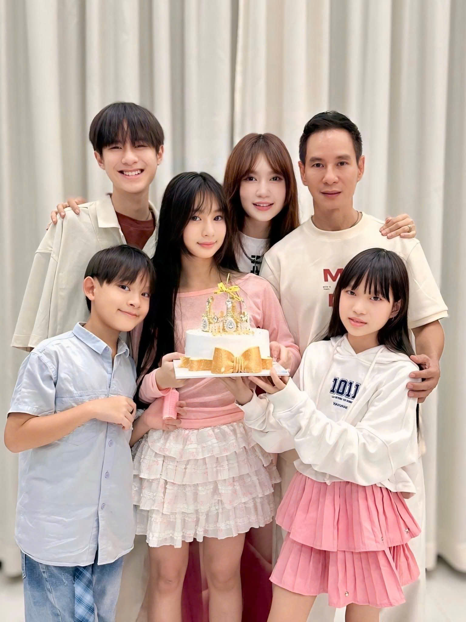 Con gái của Lý Hải sinh nhật 12 tuổi, khán giả ngỡ ngàng trước nhan sắc 'Hotgirl tương lai'- Ảnh 1. Con gái của Lý Hải sinh nhật 12 tuổi, khán giả ngỡ ngàng trước nhan sắc 'Hotgirl tương lai'- Ảnh 1.