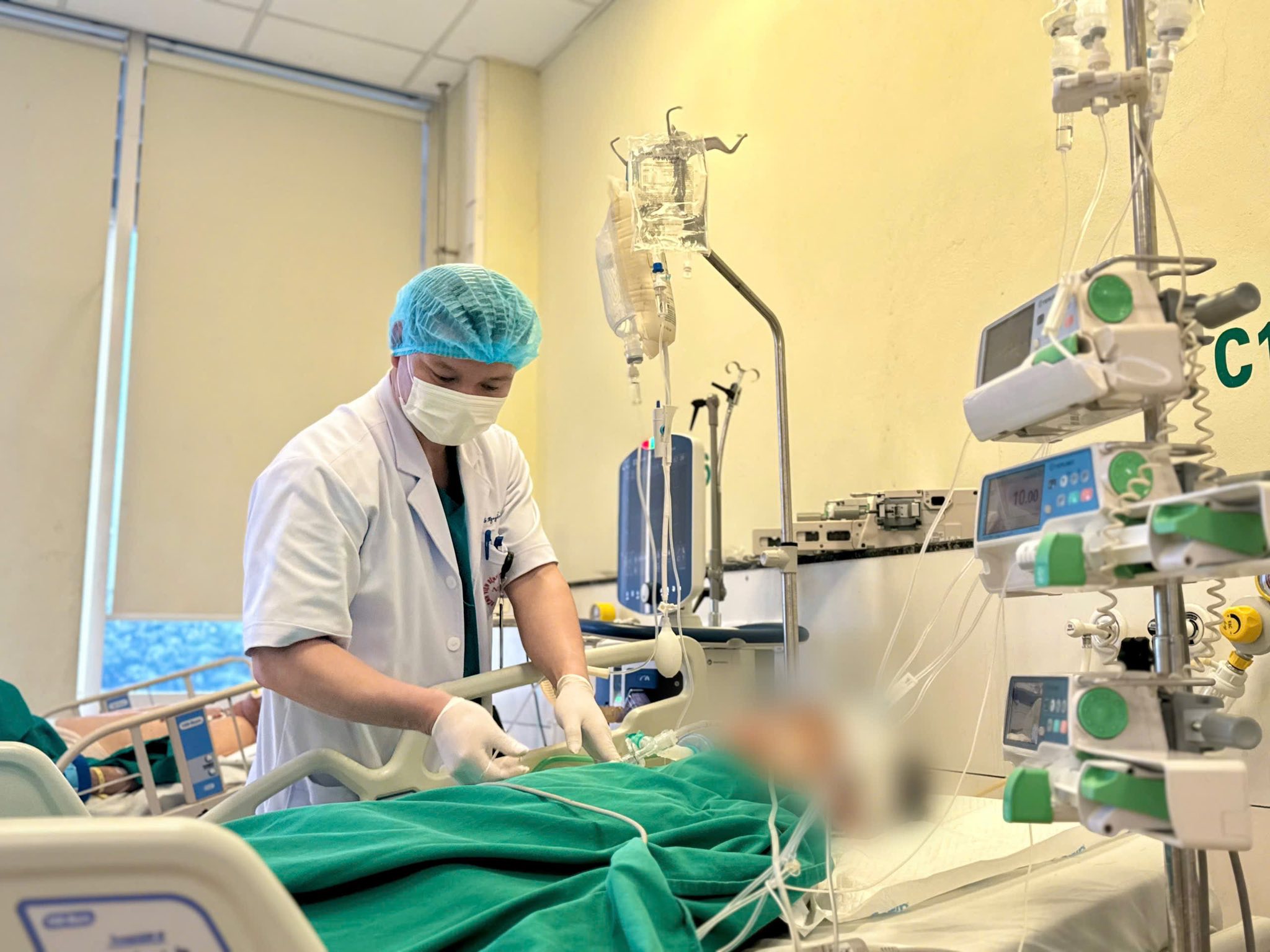 3 giờ 'căng não' cứu nam thanh niên vô danh bị tai nạn nguy kịch lúc rạng sáng - Ảnh 1. 3 giờ 'căng não' cứu nam thanh niên vô danh bị tai nạn nguy kịch lúc rạng sáng - Ảnh 1.
