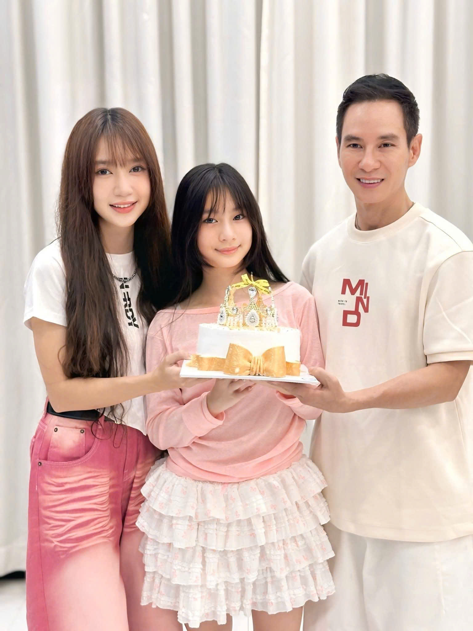 Con gái của Lý Hải sinh nhật 12 tuổi, khán giả ngỡ ngàng trước nhan sắc 'Hotgirl tương lai'- Ảnh 6. Con gái của Lý Hải sinh nhật 12 tuổi, khán giả ngỡ ngàng trước nhan sắc 'Hotgirl tương lai'- Ảnh 6.