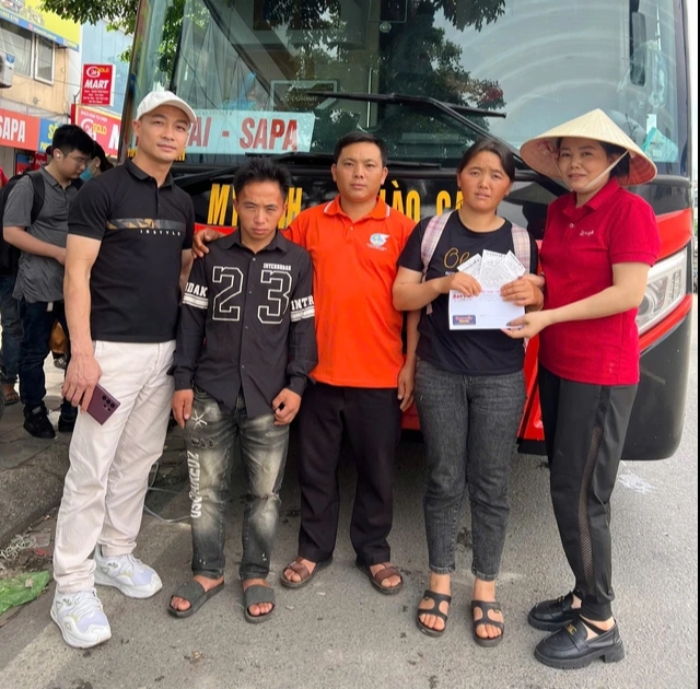 Hai người dân tộc Mông bị "chặt chém" gần 5 triệu đồng tiền taxi, xe ôm ở Hà Nội được tặng vé xe 0 đồng trong ngày trở về quê- Ảnh 2. Hai người dân tộc Mông bị "chặt chém" gần 5 triệu đồng tiền taxi, xe ôm ở Hà Nội được tặng vé xe 0 đồng trong ngày trở về quê- Ảnh 2.