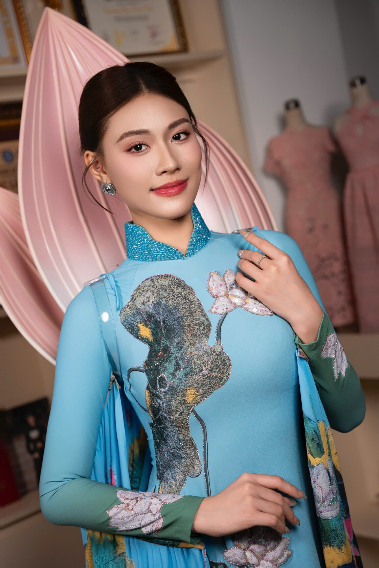 Hòa Minzy, Tuấn Cry - cặp đôi bản hit 'Bắc Bling' hát tại Hưng Yên - Ảnh 2. Hòa Minzy, Tuấn Cry - cặp đôi bản hit 'Bắc Bling' hát tại Hưng Yên - Ảnh 2.