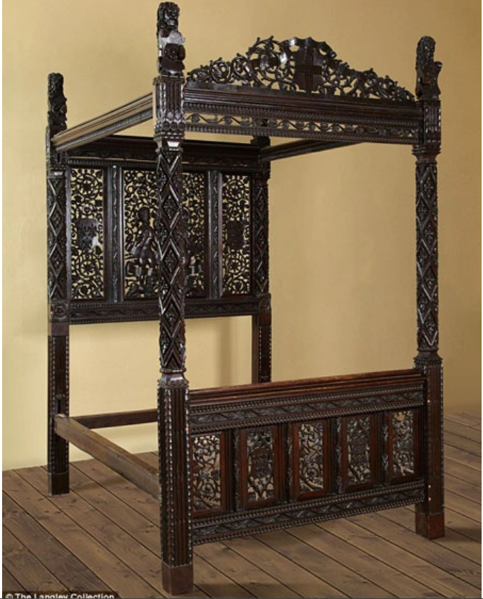 Chiếc giường gỗ bị bỏ lại trong bãi đậu xe được bán hơn 600 tỷ đồng - Ảnh 1. Chiếc giường gỗ bị bỏ lại trong bãi đậu xe được bán hơn 600 tỷ đồng - Ảnh 1.