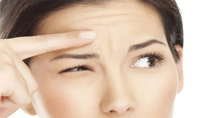Nếp nhăn trán khi còn trẻ, làm sao để mờ dần?- Ảnh 1. Nếp nhăn trán khi còn trẻ, làm sao để mờ dần?- Ảnh 1.
