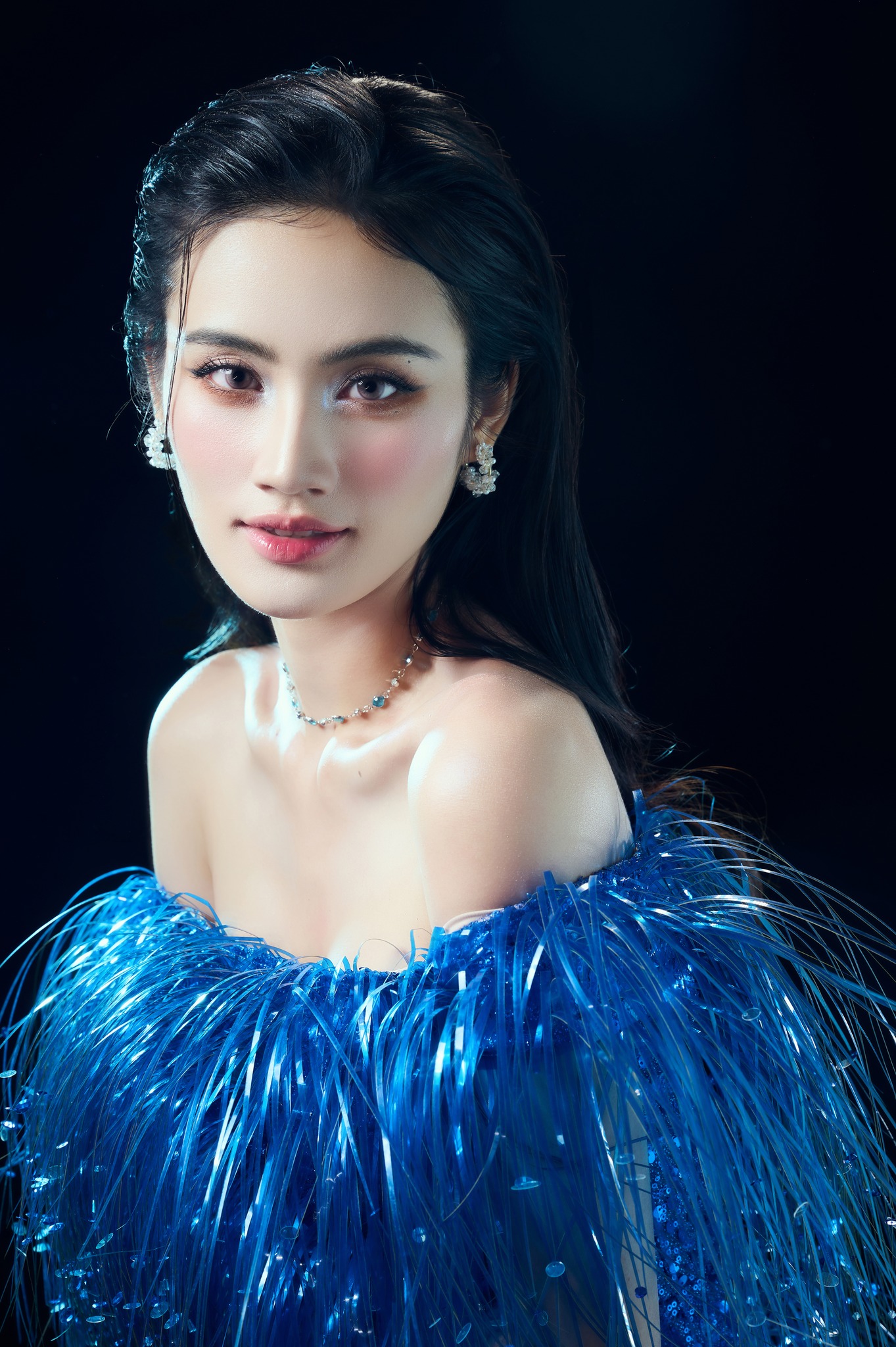 Tuổi 23 của Hoa hậu Ý Nhi - Ảnh 2. Tuổi 23 của Hoa hậu Ý Nhi - Ảnh 2.