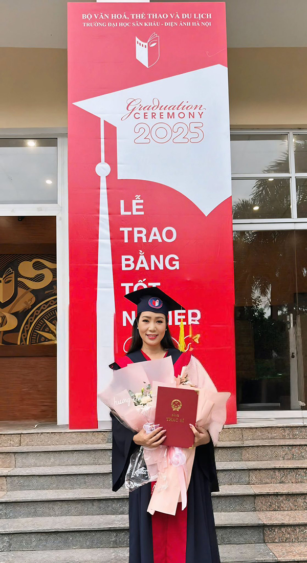 Á hậu Việt Nam vừa nhận bằng Thạc sỹ ở tuổi 54 có cuộc sống giàu sang ra sao?- Ảnh 2. Á hậu Việt Nam vừa nhận bằng Thạc sỹ ở tuổi 54 có cuộc sống giàu sang ra sao?- Ảnh 2.